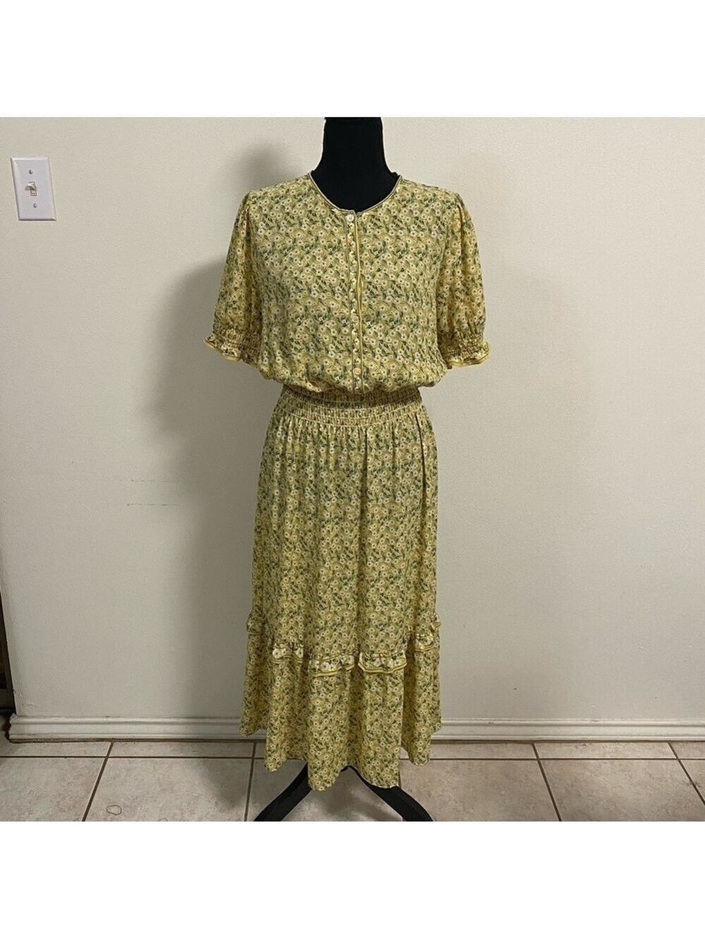 Max Studio Dress Women’s Size Medium Yellow Ditzy Floral print tiered MIDI Dress